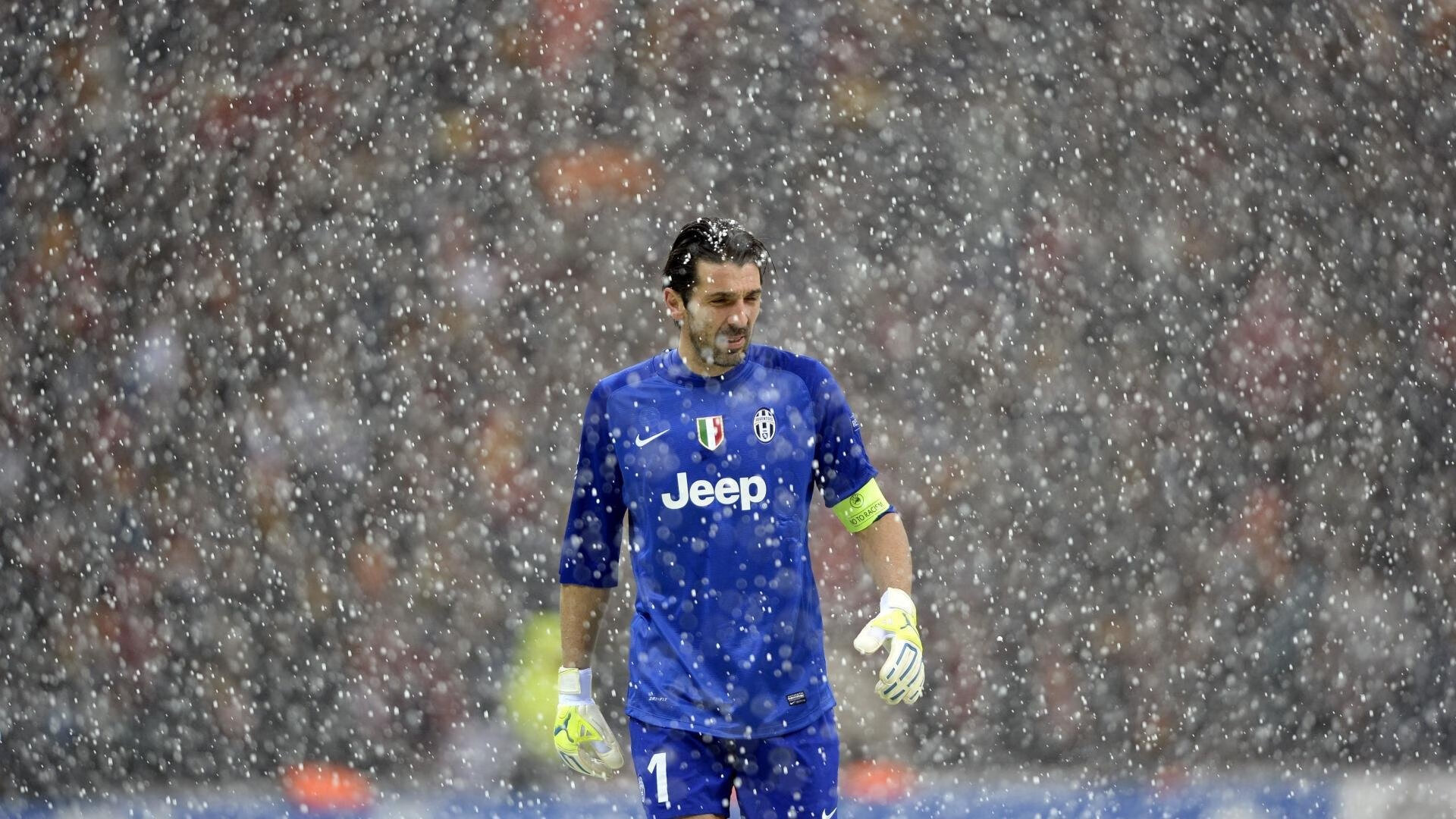 开云下载-多支队伍采用高位逼抢战术比赛节奏全面加快更具观赏性，高位低抢